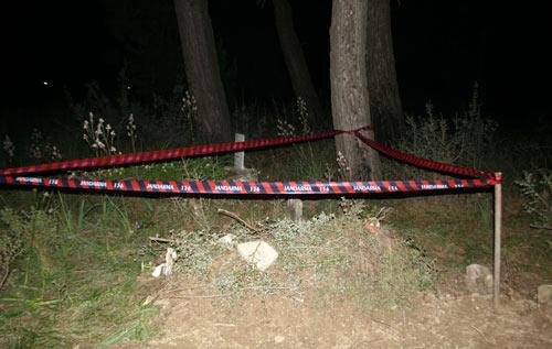 Fethiye'de 2 gün önce ölen bir bebeğin mezarı, doktor raporu ve defin belgesi olmadığı gerekçesiyle açıldı. Evinde elektrik ve su dahi olmayan ailenin 2 buçuk aylık bebeğinin ise açlık ve bakımsızlıktan ölmüş olabileceği iddia edildi.