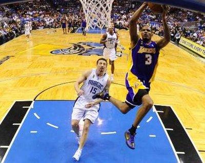 Hidayet'in de forma giydiği NBA final serisi 4. maçında Los Angeles Lakers, Orlando Magic'i uzatmalarda yıkmayı başarırken malesef Hidayet son anlarda kendine bağlanan umutları yıktı