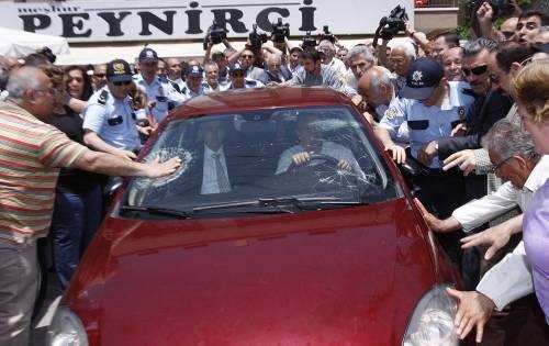 ''Ergenekon'' soruşturması kapsamında eski Adalet Bakanlarından Seyfi Oktay gözaltına alınmıştı. Oktayın gözaltına alınmasına, bir kısmı akrabası olan mahalleliler tepki göstermişti. Oktayı taşıyan sivil polis arabasının camları kırılmıştı.