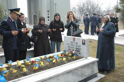 Arefe günü şehitlikler doldu, taştı