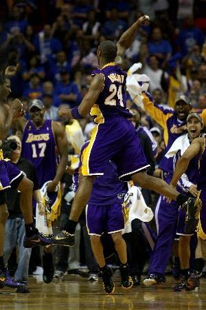 ABD Profesyonel Basketbol Ligi (NBA) final serisinde, beşinci maçta deplasmanda Hidayet Türkoğlu'nun da formasını giydiği Orlando Magic'i 99-86 mağlup eden Los Angeles Lakers, şampiyon oldu.