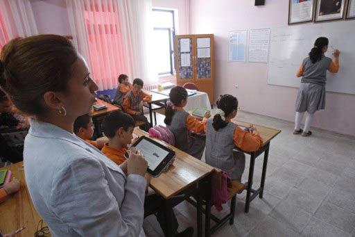 MEB, Başkentteki 3 ilköğretim okulunda, öğrencilerin üretmesini ve teknolojinin yaygınlaşmasını sağlayacak aktif bir sanal eğitimin gelişebilmesi için 'elektronik kitap' uygulaması başlattı.