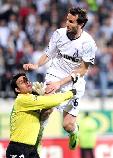 Sivas'ın puan kaybıyla liderlik şansı yakalayan Beşiktaş, evinde Bursaspor'a puan kaybetti. Müthiş geçen maçta 1 de kırmızı çıkarken takımlar golsüz eşitliği bozamadı.