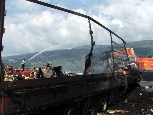 Çorum'un Osmancık ilçesinde 3 tırın karıştığı kazada 2 TIR'da yangın çıktı. Kazada 1 kişi yanarak hayatını kaybetti, 2 kişi yaralandı.