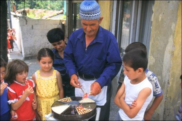 ŞAM TATLICI <br><br>
Bir zamanlar hayatımızın vazgeçilmezi sayılan birçok şey, artık yok.
Sokak yoğurtçuları, açık bisküviler, ayı oynatıcılar, Cin Ali kitapları ve daha nicesi... Şimdi kısa ama nostaljik bir yolculuğa çıkıyoruz...
Türkiye hızla değişiyor. Bu değişim, alışkanlıklarımızı ve kullandığımız ürünleri doğrudan etkiliyor. İşte onlardan birkaçı...