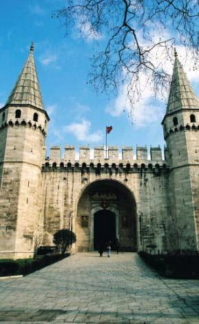 <b>TOPKAPI SARAYI</b>
Fatih Sultan Mehmet tarafından 1472 yılında yaptırılan Topkapı Sarayı, Dolmabahçe Sarayına kadar 380 yıl boyunca devletin idare merkezi ve sultanların ikametgahı olmuş. 1924 yılında Atatürkün emriyle müzeye çevrilmiş. Kaşıkçı Elmasını ve sarayın görkemini görmek için kapısındaki kuyruğa girmelisiniz. Müze salı günleri hariç her gün 09.00-19.00 saatlerinde açık.