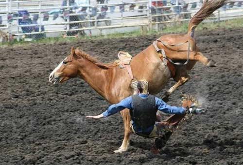 Rodeo esnasında yaşanan tehlikeli anlar...
