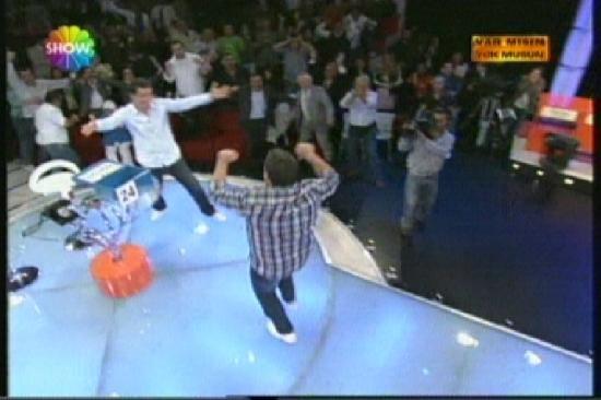 Sonunda beklenen oldu... Show TVde Acun Ilıcalının sunduğu Var mısın yok musun yarışmasında bir yarışmacı 128 milyarı reddedek kutuya gitti ve 500 milyarı kazandı.