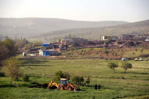 Mardin'in Mazıdağı ilçesine bağlı Bilge Köyündeki silahlı saldırıda yaşamını yitirenler için köyde mezar kazılıyor. 44 cesedin otopsilerine başlandı. Köyden ağıtlar yükseliyor.