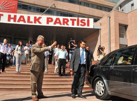 Genelkurmay Başkanı Orgeneral Yaşar Büyükanıt, yaptığı veda ziyaretleri içinde en uzun süreyi son dönem gergin ilişkiler içinde olduğu CHP'nin lideri Deniz Baykal'a ayırdı.