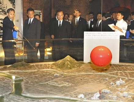Japonya'nın batısındaki Hiroşima kentinde kurbanların anısına düzenlenen törene, aralarında ABD'nin attığı bombadan kurtulmayı başaranların da bulunduğu, Başbakan Taro Aso ve 60 kadar ülkeden temsilcilerden oluşan yaklaşık 50 bin kişi katıldı.