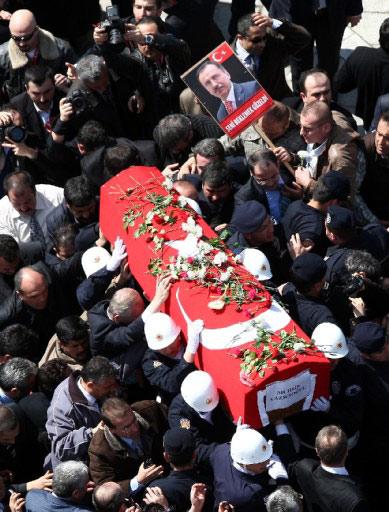 Helikopter kazası sonucu hayatını kaybeden BPP lideri Muhsin Yazıcıoğlu'nu milyonlar uğurladı. Devletin tam kadro olduğu törende izdiham vardı.