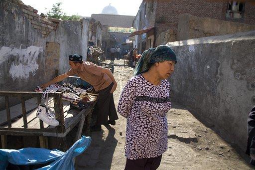 Doğu Türkistan'ı işgal ederek adını Sincan Uygur Özerk Bölgesi ilan eden Çin bu hafta olaylar nedeniyle Cuma namazı kılınmasını yasakladı ama halk yasağı tanımadı. Namaz sonrası olaylar çıktı.