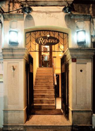 Bugün hala yerinde olan "Rejans Lokantası" da Beyoğlunun tarihi mekanları arasında bulunuyor.