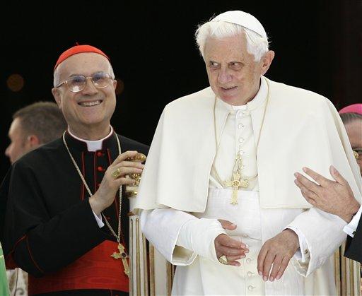 Cuma günü yataktan düşerek sağ el bileğini kırarak tedavi gören Papa, bugün kırık kolu ile ilk kez halkın karşısına çıktı ve geleneksel Pazar ayinini yönetti.
