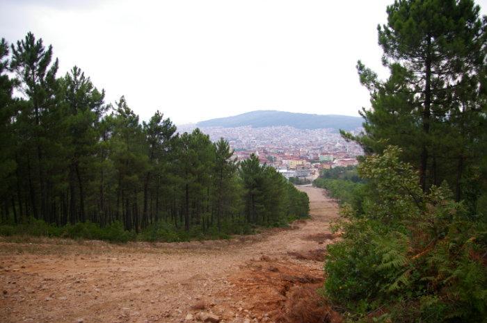 Kaleye çıkan yolun güzelliğine dikkatinizi çekerim. Asfalt döksen ağlar çamur deryası sevinçten, ben böyle bir yol görmedim.