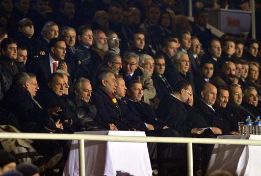 G.Saray-Hambur maçında Ali Sami Yen tartihi günlerinden birini daha yaşarken protokol tribününde ağı isimler vardı.