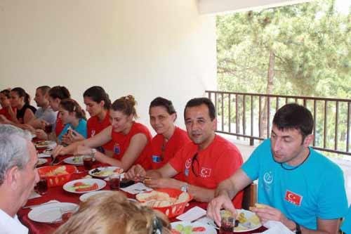 Romanya ile yapacağı Grup birinciliği maçına sıkı hazırlanan Filenin Sultanları, ard arda katılacakları Uluslararası Müsabakalarda Türkiye adına başarılara imza atmak istiyorlar. Amasya Suluova'daki çalışmalar neşeli ortamda geçiyor