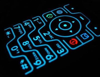 Ekranınızı korurken pilinizi öldürmeyin >>>> Telefonlarda kullanılan ekran koruyucuları, kullanımda olmayan telefonların ekranlarına hareket getirir; ancak bunu yaparken telefonun daha yüksek güç tüketiminde bulunmasına sebep olur.