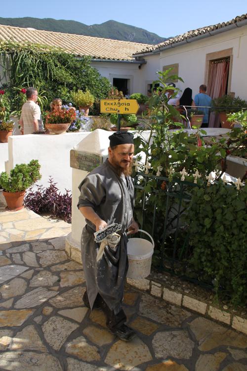 Paleokastritsa Bakire Meryem Kilisesi muhtaçların da barındığı, bakıldığı bir yer. Kendi yiyeceğini kendi üreten kilisenin şahane bir bahçesi var.