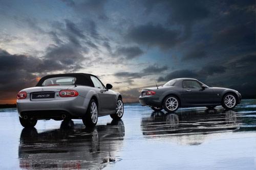 Yeni Mazda MX-5, T&uuml;rkiye'de satışa sunuldu. Benzersiz roadster tasarımını korurken otomatik geri &ccedil;ekilebilir sert tavan &ouml;zelliği sunan MX-5 Roadster Coupe showroom'larda yerini aldı.