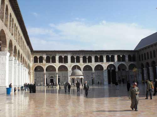 Emeviye Camii avlusundan görünüm