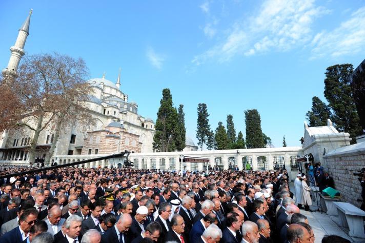 Başbakan Erdoğan'ın annesi Tenzile Erdoğan'ın Fatih Camii'ndeki cenaze törenine yoğun bir katılım yaşandı. Törene dünya liderlerinin yanı sıra, siyaset, sanat, iş dünyası ve spor camiasından ünlü isimler katıldı. Halktan da yoğun bir katılım olduğu gözlendi.