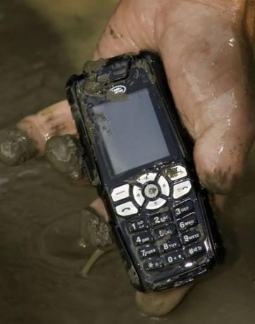 Bir firma dünyanın en sağlam cep telefonunu piyasaya sürdü. Telefon test için yüksek bir binanın tepesinden atıldı, filin altında ezildi, hatta fırında kızartıldı....