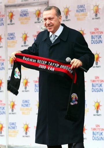 Başbakan Recep Tayyip Erdoğan yerel seçim gezilerinde bugünkü durağı Van'dı. Yoğun kalabalığın gözlemlendiği mitingde Erdoğan, Baykal'a miting dersi verdi