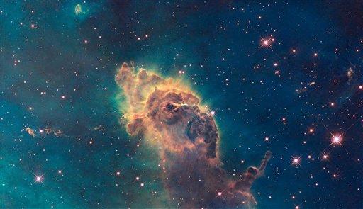 Gaz ve tozdan oluşan Carina Nebulasının içinde yeni yıldızların oluşmaya başladığı gözleniyor. Hubble tarafından çekilen normal fotoğraf