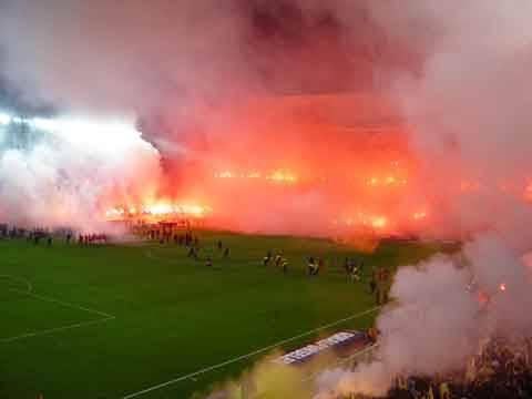 1986-87 sezonunda oynanan Fenerbahçe-Eskişehirspor maçında, sarı-lacivertli ekip 4 penaltı kullanarak 'En çok penaltı atan takım' oldu. "En çok penaltı kullanan futbolcu" ise 4 atışı da gole çeviren Fenerbahçeli Zafer Tüzün.