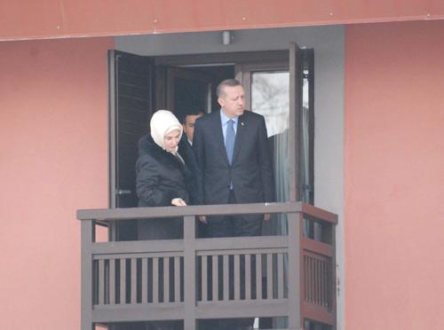 Başbakan Recep Tayyip Erdoğan, Yunanistan Başbakanı Yorgo Papandreu ile bir araya geldi. Planlanandan uzun süre görüşme nedeniyle Başbakan Erdoğan, Cuma namazına gidemedi.