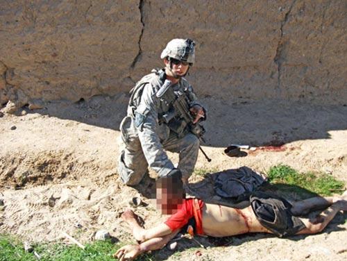 ABD'li askerlerinin Afganistan'da öldürdükleri savunmasız sivillerle fotoğraf çektirdikleri ortaya çıktı. İnsanlık için utanç kareleri:
