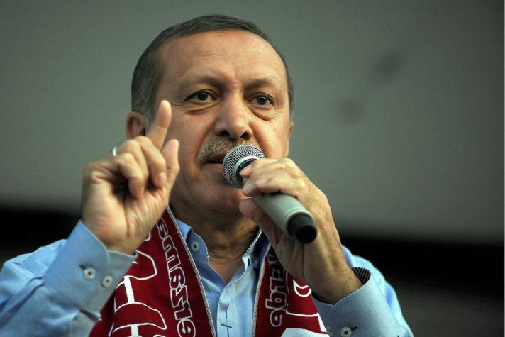 Geniş güvenlik önlemlerinin alındığı mitingde sıcak havadan fenalık geçirenlere hazır bekleyen sağlık ekipleri müdahale etti. Bingöl'den helikopterle Elazığ'a gelen Erdoğan'ın mitingi, yaklaşık 2.5 saatlik gecikmeyle başladı. Erdoğan'ın Elazığlılara seslendiği miting alanına, üzerinde Adnan Menderes, Turgut Özel ve Erdoğan'ın resimlerinin bulunduğu "Dedelerimiz Menderes ile, Babalarımız Özal'la, Biz Erdoğan'la Yürüyoruz" yazılı afiş ile "Lamı Cimi Yok 5-0 Olacak, Elazığ Kazanacak' yazılı pankartlar asıldı.