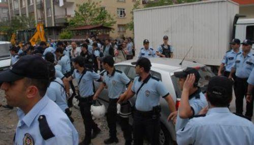 Ankaranın Keçiören ilçesindeki bir okulda üzerinde "sahte oy pusulası" bulunduğunu öne sürülen 5 kişi, CHP ve MHPli bir grup tarafından linç edilmeye çalışıldı.