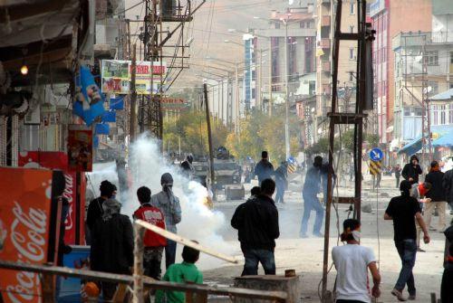 Terörist başı Abdullah Öcalan'ın yakalanışının yıldönümü nedeniyle Doğu ve Güneydoğu illerinde PKK yandaşları kepenk açmadı, açtırmadı. Yapılan eylmelere polis müdahale ederken çocuklar yine ön plandaydı