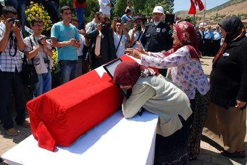 ABD Konsolosluğu saldırısında şehit olan polis memuru Erdal Öztaş toprağa verildi
