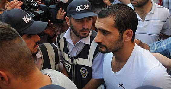 ÜMİT KARAN 12 YIL

Eskişehirsporlu futbolcu Ümit Karanın nitelikli dolandırıcılık ve teşvik primi vermek suçlarından 4,5 yıldan 13 yıla kadar hapsi istendi. Karan, 9 Nisan 2011 günü oynanan Eskişehirspor-Fenerbahçe maçında şike yapılması ve 22 Nisan 2011 günü oynanan Eskişehirspor-Trabzonspor maçında teşvik primi verilmesi ile suçlanıyor.