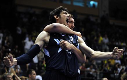 Basketbol Ligi play-off final serisinin 3. maçında Efes Pilsen, normal süresi 75-75 biten karşılaşmada uzatmada öne geçerek seriyi 2-1'e getirdi.