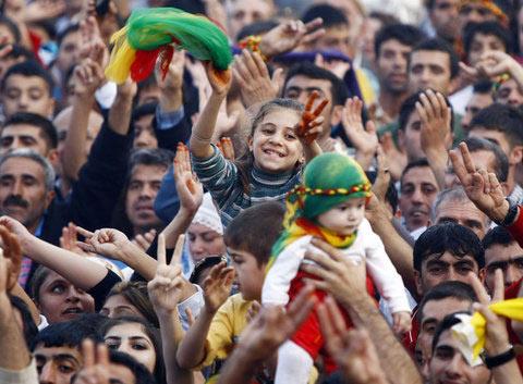 Kendilerine "barış grubu" diyen 34 PKK'lıyı karşılamak için Diyarbakır'da dün akşam onbinlercu kişinin katıldığı bir miting düzenlendi. Grubun alana girişi sırasında sloganlar atıldı, meşaleler yakıldı.
