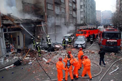 skişehir'de parfümeri dükkanında patlama meydan geldi. Ana cadde üzerindeki dükkan yerle bir oluken olay yeri savaş alanına döndü