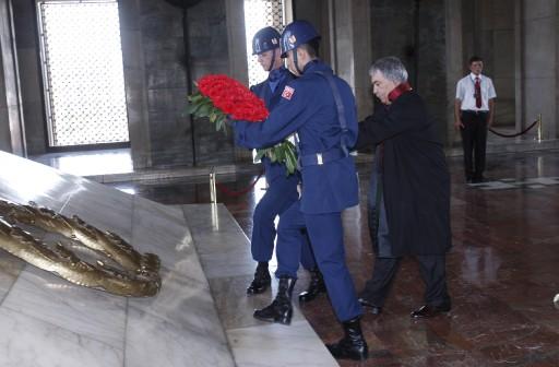 Türkiye Barolar Birliğinin (TBB) 30. Olağan Genel Kurulu'nda yeniden başkan seçilen Özdemir Özok ile yeni yönetim, denetim ve disiplin kurulu üyeleri Anıtkabir'i ziyaret etti.