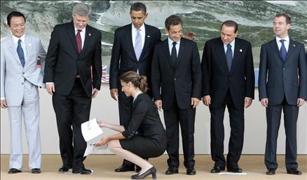 G-8 toplantısı, liderlerin aile fotoğrafı çektirmelerinin ardından İtalya Başbakanı Berlusconi'nin düzenlediği bir basın toplantısıyla sona erdi. Zirveye liderlerin çapkın bakışları damga vurdu.