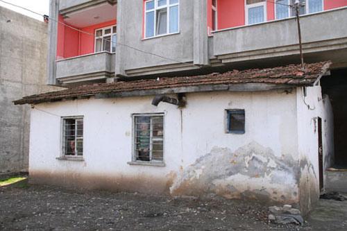 Samsun'un Çarşamba ilçesinde eski evlerini yıkmadan üzerine çok katlı binalar yapan vatandaşlar, görenleri şaşkına çeviriyor.
