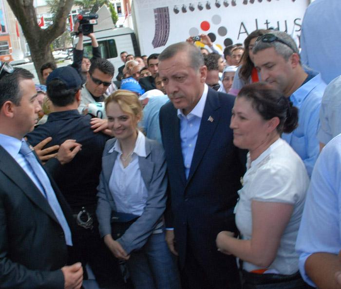 Kezban Çağlar, Başbakan Erdoğan'la yol ve torunu için görüştüğünü ifade ederek, "Torunum Kürşat Çağlar imtihandan 75 puan aldı, işi yok. Başbakanım belediye başkanına 'Sen buna bakacaksın' dedi.