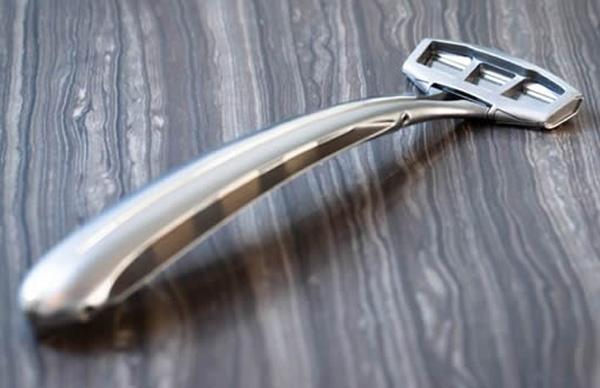 <p><strong>100.000 Dolara mükemmel tıraş</strong></p>
Tıraş makineleri son yıllarda çok gelişti. İlk başlarda sadece tek ve çift bıçaklıları vardı artık bu sayı beş artı bire kadar çıktı. Ayrıca tıraş makinelerinin başlıkları oynuyor ve bıçaklar kolay temizlensin diye arkaları boş bırakılıyor. Bright Light Ventures firması şimdi Zaffiro markasıyla son derece lüks bir tıraş makinesi üretti. Topu topu doksan dokuz adet üretilen Zaffironun bıçakları safirden, sapı ise iridyumdan üretilmiş. 100.000 dolarlık makinenin sahiplerine yirmi yıl süreyle ücretsiz temizlik ve bileme servisi verilecek.