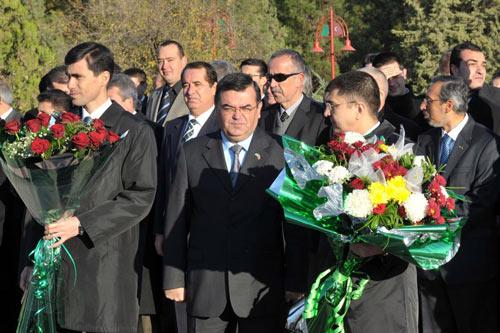 Türkiye Cumhuriyeti'nin kurucusu Mustafa Kemal Atatürk, ölümünün 71. yıldönümünde Türkmenistan'ın başkenti Aşkabat'ta törenlerle anıldı.
