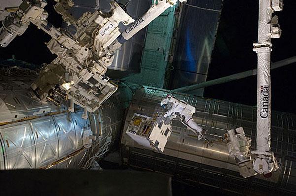 Astronot Ron Garan'ın objektifinden Atlantis uzay istasyonundaki robot kol.