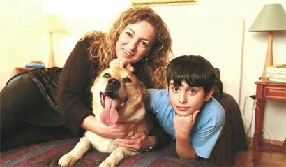 'AK Partiye oy verenlere göbeğini kaşıyanlar' tanımına karşılık Erdoğan'ın "sevgili köpekleri vardır, onlarla yatıp kalkarlar" dediği yazarlar köpekleriyle poz verip hikayelerini anlattı.