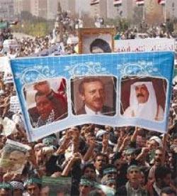 İsrail'in Gazze katliamı protesto eden yüzbinlerece Yemenli, kendi liderlerinin tepkisizliğine, Chavez, Erdoğan ve Şeyh Hamad'ın posterlerini taşıyarak isyan etti.